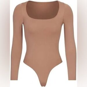 SKIMS ESSENTIAL LONG SLEEVE SCOOP NECK BODYSUIT | TIGERS EYE
